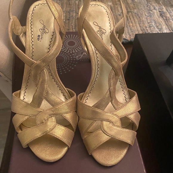 Gold dress high heels in excellent condition. - Picture 1 of 7